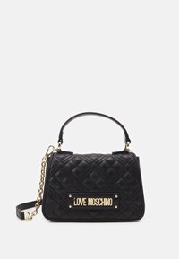 Svart kviltad handväska från Love Moschino med handtag och guldkedjesnodd, med guldfärgad logoplakett på framsidan.
