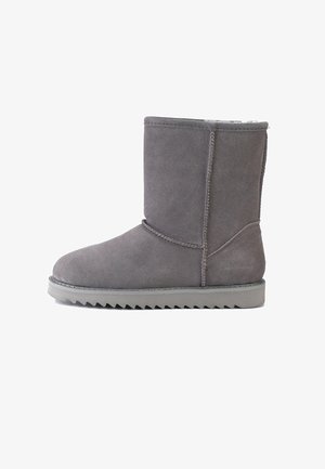 Szare zamszowe botki za kostkę z okrągłym czubkiem, miękką wyściółką oraz teksturowaną gumową podeszwą z zygzakowatym bieżnikiem. Szczegóły szwu wzdłuż boku.