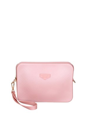 Borsa morbida rosa con una superficie texture, caratterizzata da una cerniera e una tracolla dorate, etichetta con logo sul davanti. Adatta per un uso casual o formale.