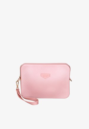 Borsa morbida rosa con una superficie texture, caratterizzata da una cerniera e una tracolla dorate, etichetta con logo sul davanti. Adatta per un uso casual o formale.