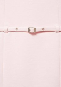 Tissu de robe rose clair avec une texture lisse, comportant une ceinture étroite avec une boucle en argent et une fermeture à pression. Design simple sans motifs.