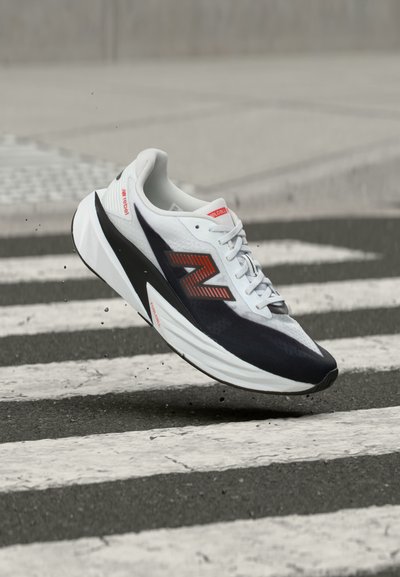 New Balance FUELCELL REBEL V5