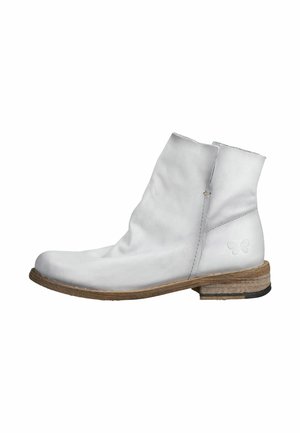 Biały skórzany botek na niskim drewnianym obcasie, z zaokrąglonym noskiem, bocznym zamkiem błyskawicznym oraz małym logo w kształcie motyla w pobliżu obcasa.