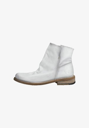 Stivaletto in pelle bianca con tacco basso in legno, punta tonda, cerniera laterale e un piccolo logo a forma di farfalla vicino al tallone.