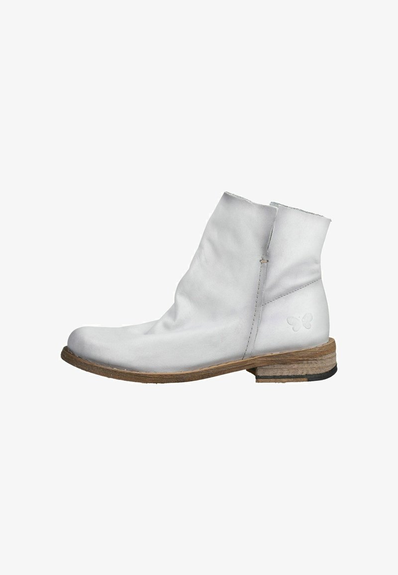 Witte leren enkellaars met een lage houten hak, ronde neus, zijrits en een klein vlinderlogo bij de hak.