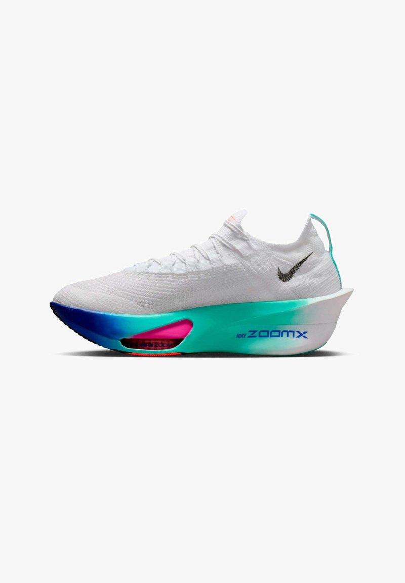 Witte Nike ZoomX hardloopschoen met een teal en blauwe zool, roze luchtdemping en een zwarte Swoosh-logo aan de zijkant.