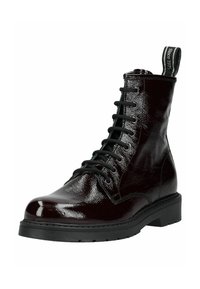 Botín de cordones en material sintético brillante color burdeos, con suela de goma negra, acabado texturizado y lengüeta en el cuello.