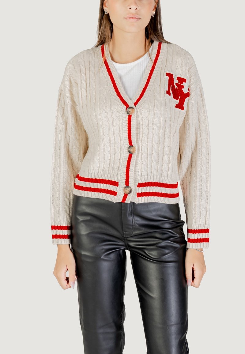 Cardigan a maglia beige con bordi rossi a contrasto, caratterizzato da una trama a treccia, tre bottoni e un logo ricamato 'NY' sul petto.