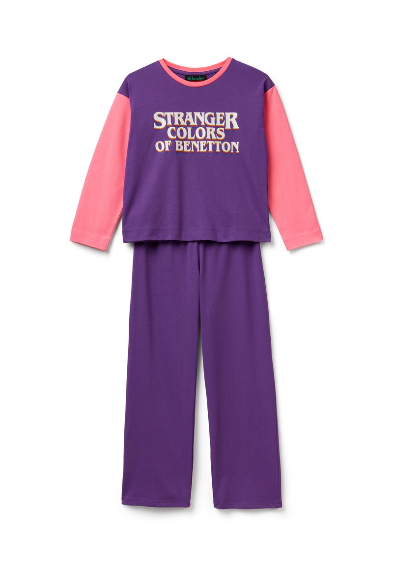 Conjunto de ropa cómoda morada que incluye una camiseta de manga larga con detalles en rosa y texto "STRANGER COLORS OF BENETTON", combinada con pantalones a juego.