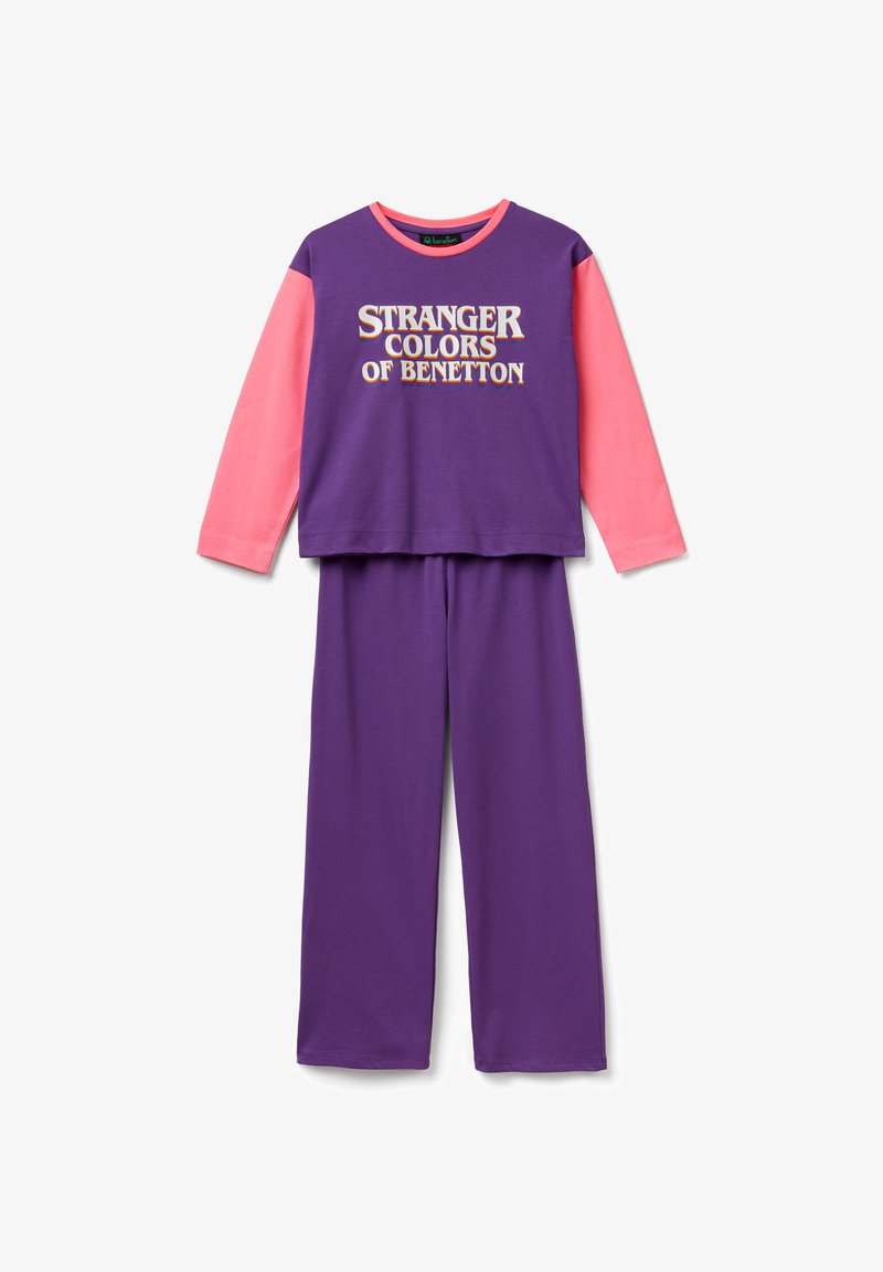 Conjunto de ropa cómoda morada que incluye una camiseta de manga larga con detalles en rosa y texto "STRANGER COLORS OF BENETTON", combinada con pantalones a juego.