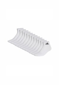 Soci di cotone bianco alla caviglia, caratterizzati da polsini a coste e un logo del marchio nero. Esibiti in un motivo a griglia. Inclusi più paia.