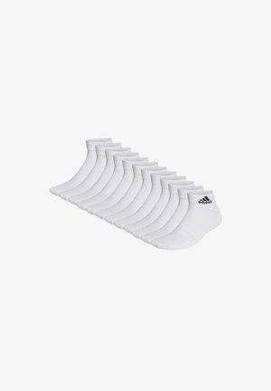 Białe skarpetki do kostek, wykonane z mieszanki bawełny, z prążkowanymi mankietami i czarnym logo marki. Prezentowane w układzie siatki. Zawiera wiele par.