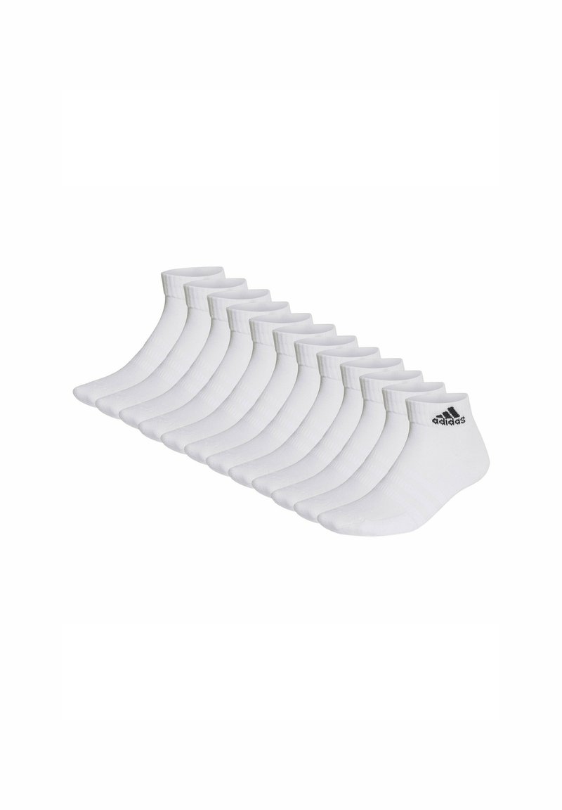 Soci di cotone bianco alla caviglia, caratterizzati da polsini a coste e un logo del marchio nero. Esibiti in un motivo a griglia. Inclusi più paia.