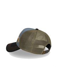 Casquette de baseball avec une visière noire, un devant bleu, un dos en filet vert olive et une fermeture à clip ajustable, vue de l'arrière sur fond blanc.