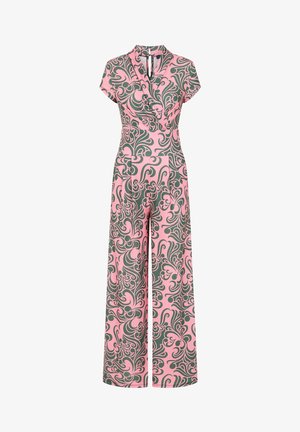 Roze jumpsuit met een groen spiraalpatroon, korte mouwen, kraag, brede pijpen en voorzakken. Glad textuur van de stof.