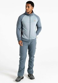 Graue Zip-Jacke mit hohem Kragen und kontrastierenden Schulterpaneelen, kombiniert mit passenden Hosen. Beide bestehen aus einem leichten, strapazierfähigen Material.