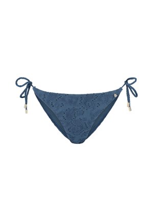 Blauwe kanten bikinitrio met een bloemmotief, verstelbare koordjes aan de zijkanten en metalen accenten. Zachte textuur en een gladde afwerking.