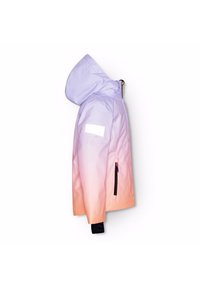 Lichte jas in een verloop van pastelkleuren van paars naar perzik. Heeft een capuchon, een zwarte ritszak en een gladde textuur.