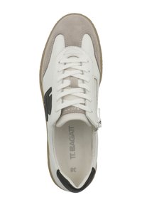 Sneaker bianca e grigia con una tomaia in suede, punta tonda e dettagli testurizzati; presenta lacci e una cerniera laterale per la chiusura.
