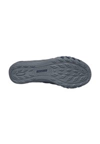 Suola di scarpa in gomma grigia con modelli di trazione testurizzati, caratterizzata da un dettaglio ovale centrale e dal logo del marchio impresso in blu scuro.