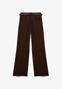 Pantalones de pierna ancha marrones con frente plano, lazos para cinturón, un bolsillo trasero y una textura lisa, con un acabado pulido.