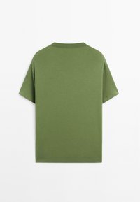 Groen katoenen T-shirt met korte mouwen en een ronde hals. Gladde textuur, eenvoudig modern ontwerp en een rechte zoom zonder extra details.