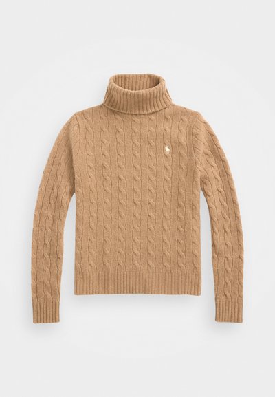 Beige kabelstrikket turtleneck genser med ribbestrikkede mansjetter og hem; har en liten logo på brystet; laget av myk, teksturert stoff.