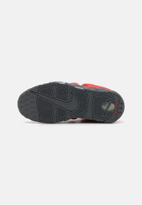 Nike Sportswear AIR MORE UPTEMPO LOW - Treniņu apavi - dark grey/light crimson/metallic silver