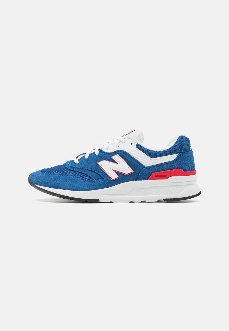 Baskets athlétiques bleu et blanc avec des accents rouges, lacets blancs, et une semelle blanche épaisse, vues de profil gauche sur un fond uni.