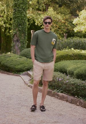 Next, REGULAR FIT - GARFIELD VARSITY REGULAR FIT T-SHIRT - Trükipildiga T-särk - green