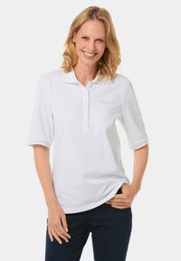 Weißes Baumwoll-Polohemd mit Kragen und kurzen Ärmeln, ausgestattet mit einer Drei-Knopf-Leiste und einem dezenten Logo-Stickerei auf der Brust.