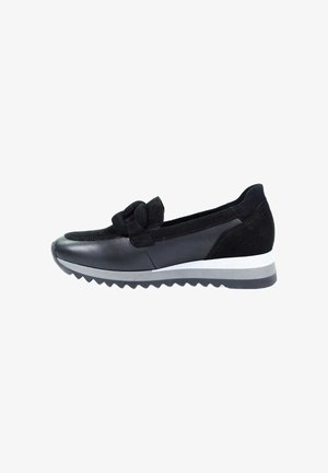 Czarne buty wsuwane z gładkiej skóry oraz teksturowanej zamszowej cholewki, z akcentem w formie węzła, białą i szaro-str stripedowaną podeszwą środkową oraz gumową podeszwą.