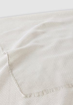 Tessuto bianco intrecciato con un sottile motivo a spina di pesce e frange lungo il bordo. La superficie ha una leggera lucentezza e una consistenza morbida.