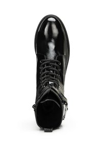 Botín de cuero negro hasta el tobillo con un acabado brillante, que cuenta con cordones en el frontal, cremallera lateral y un diseño de punta redonda. Textura suave y suela plana.