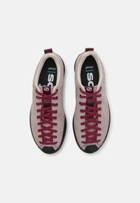 Lys rosa semskede sneakers med burgunder lisser og sorte gummisåler. Har forsterket tå og polstret krage for komfort.