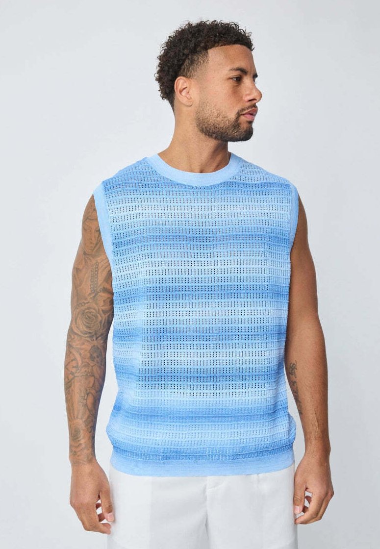 Pull sans manches bleu clair avec un motif de tricot texturé. Doté d'un col rond et de rayures en dégradé subtil dans diverses nuances de bleu.