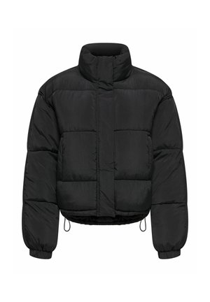 Melna polsterēta pūkaina jaka ar augstu apkakli, elastīgām aprocēm, regulējamu apakšmalu ar auklu un priekšējām atloku aizdares, attēlota uz baltas fona.