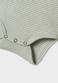 Bodysuit rayé vert clair avec trois fermetures à pression en bas, bords arrondis et texture de tissu douce.