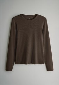 Rjava majica z dolgimi rokavi z rebrasto teksturo, okrolim izrezom in ravnim robom, brez vidnih znamk ali okraskov.
