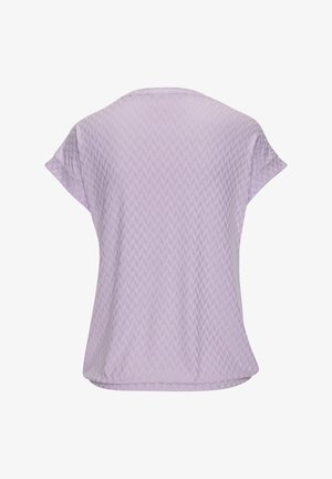 Haut à manches courtes lavande avec un motif chevron subtil, coupe décontractée et ourlet arrondi. Tissu doux et léger avec une texture lisse.