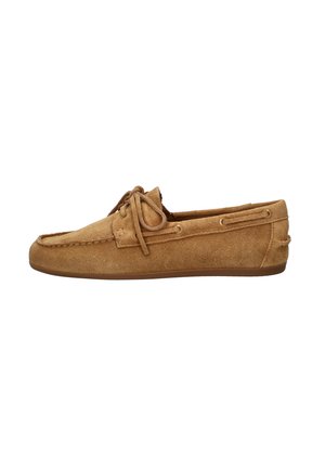 Chausson mocassin pour homme en daim beige avec un lacet noué et des détails cousus, semelle en caoutchouc plate, profil latéral sur fond blanc.