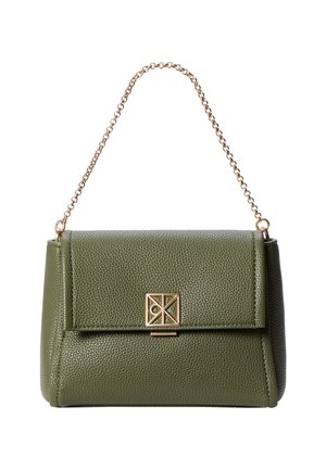 Τσάντα χειρός από δερματίνη σε ελιά με υφή, με χρυσή αλυσίδα ως λουρί και τετράγωνο χρυσό κούμπωμα στην εμπρόσθια πτυχή.