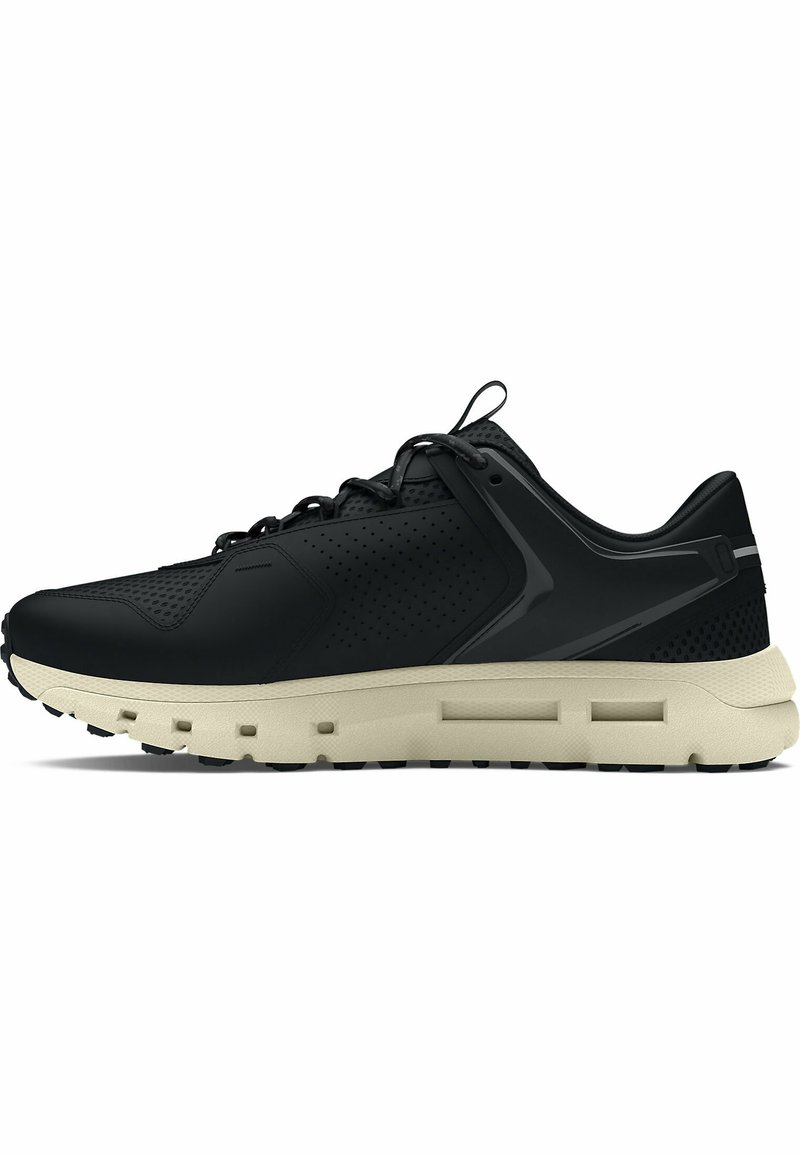 Czarne sportowe buty z teksturowaną cholewką, perforacjami zapewniającymi wentylację oraz kontrastującą, kremowobiałą podeszwą z prostokątnymi wycięciami.