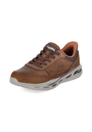 Sneaker Skechers in pelle marrone con lacci, colletto imbottito e suola bianca con tecnologia di ammortizzazione Arch Fit.
