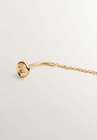 Pendiente de metal dorado con un diseño de bola redondeada, que presenta piedras preciosas de múltiples colores—rosa, naranja y azul—dispuestas en un patrón decorativo.