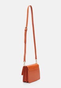 Orange læder crossbody taske med krokodilleskinds mønster på klappen, fladt design og justerbar strop. Udstyret med hardware i guld tone.
