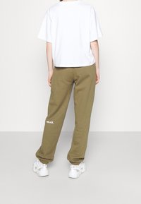DESIGNERS REMIX Pantalones deportivos - olive