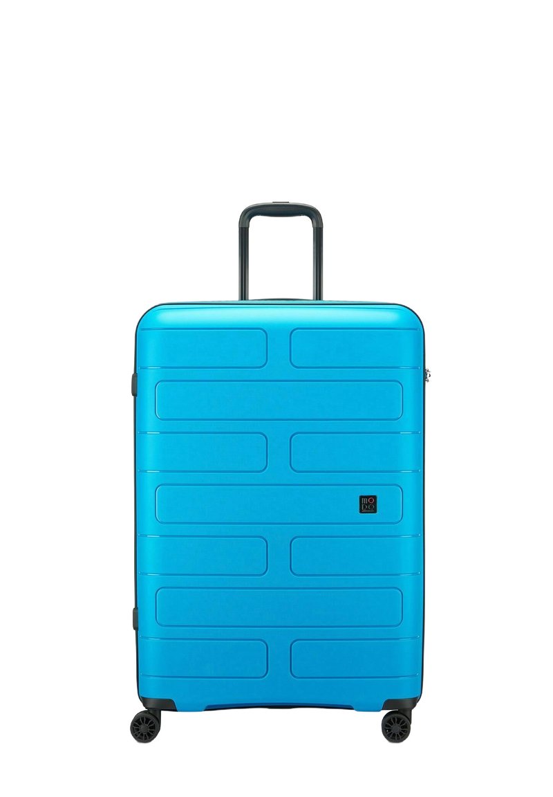 Maleta rígida de color azul brillante, con una superficie texturizada de surcos horizontales, asa extensible negra y cuatro ruedas.