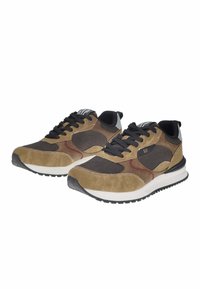 Sneaker in suede e tessuto marrone e grigio con lacci neri, suola bianca e dettagli bordeaux. Logo sulla linguetta; supporto per la caviglia imbottito.