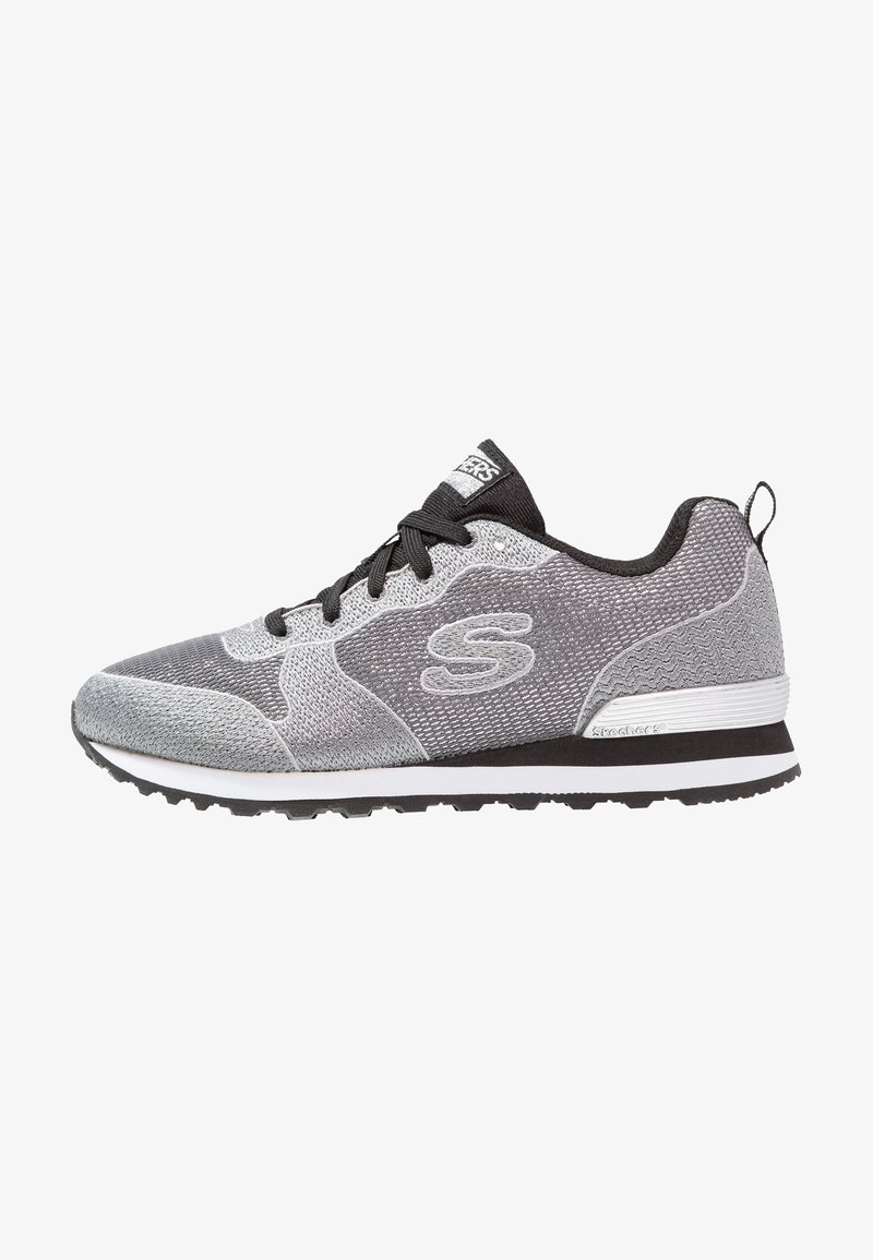 Grauer Sportschuh mit Mesh-Obermaterial, schwarzen Akzenten, strukturierten Seiten und Gummisohle. Auffälliges "S"-Logo an der Seite und Schnürung vorne.